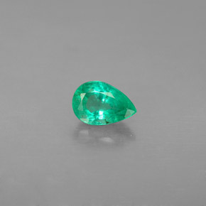 0.43カラットの天然グリーンエメラルド（6×4.1 mm・洋梨の形）