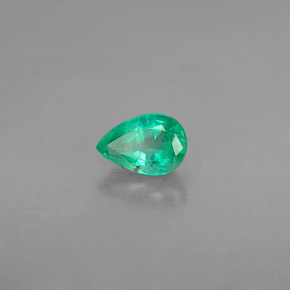 0.43カラットの天然グリーンエメラルド（6×4.1 mm・洋梨の形）
