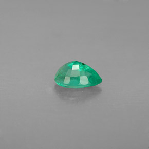 0.43カラットの天然グリーンエメラルド（6×4.1 mm・洋梨の形）
