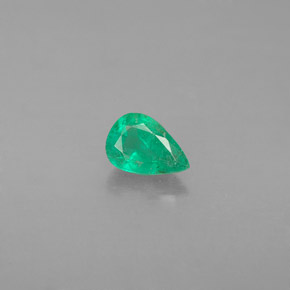 0.37カラットの天然グリーンエメラルド（5.9×4 mm・洋梨の形）