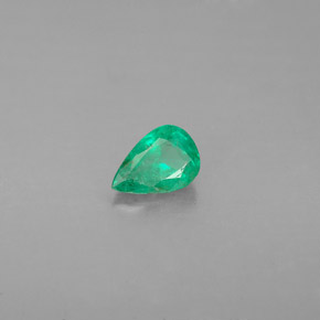0.37カラットの天然グリーンエメラルド（5.9×4 mm・洋梨の形）