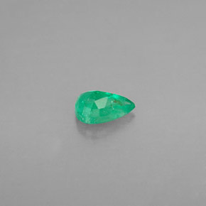 0.37カラットの天然グリーンエメラルド（5.9×4 mm・洋梨の形）