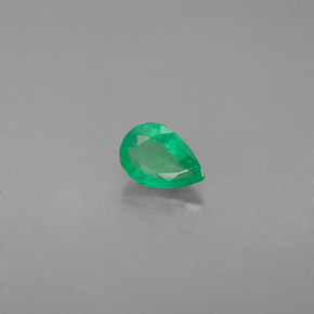 0.35カラットの天然グリーンエメラルド（5.8×4.1 mm・洋梨の形）
