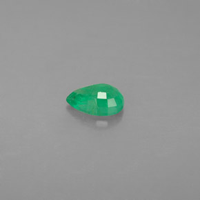 0.35カラットの天然グリーンエメラルド（5.8×4.1 mm・洋梨の形）