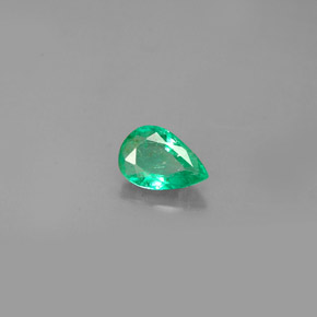 0.37カラットの天然グリーンエメラルド（6×4.2 mm・洋梨の形）