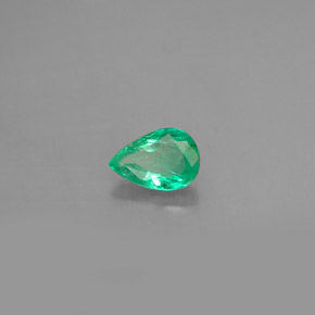 0.37カラットの天然グリーンエメラルド（6×4.2 mm・洋梨の形）