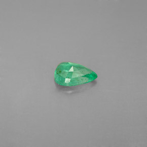 0.37カラットの天然グリーンエメラルド（6×4.2 mm・洋梨の形）