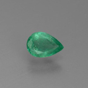 0.37カラットの天然グリーンエメラルド（5.9×4 mm・洋梨の形）