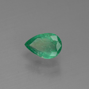 0.37カラットの天然グリーンエメラルド（5.9×4 mm・洋梨の形）
