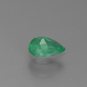 0.37カラットの天然グリーンエメラルド（5.9×4 mm・洋梨の形）