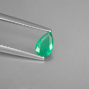 0.31カラットの天然グリーンエメラルド（6×4 mm・洋梨の形）