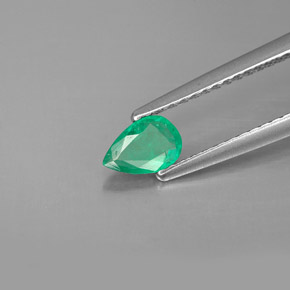 0.31カラットの天然グリーンエメラルド（6×4 mm・洋梨の形）