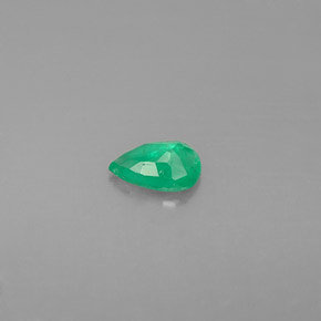 0.31カラットの天然グリーンエメラルド（6×4 mm・洋梨の形）