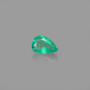 0.35カラットの天然グリーンエメラルド（6×4.1 mm・洋梨の形）
