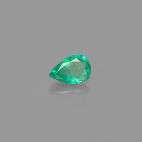 0.35カラットの天然グリーンエメラルド（6×4.1 mm・洋梨の形）