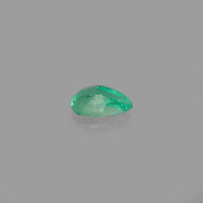 0.35カラットの天然グリーンエメラルド（6×4.1 mm・洋梨の形）