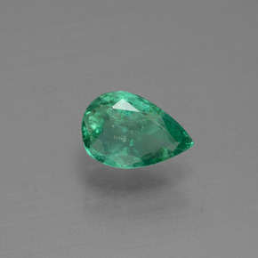 0.41カラットの天然グリーンエメラルド（6×4 mm・洋梨の形）