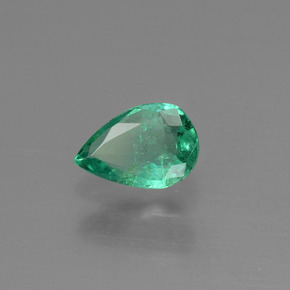 0.41カラットの天然グリーンエメラルド（6×4 mm・洋梨の形）