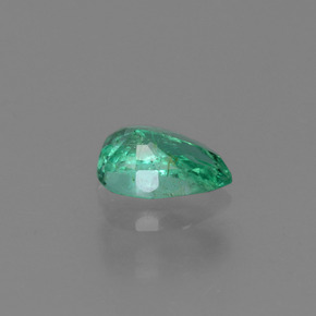 0.41カラットの天然グリーンエメラルド（6×4 mm・洋梨の形）
