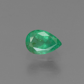 0.42カラットの天然グリーンエメラルド（6×4.1 mm・洋梨の形）