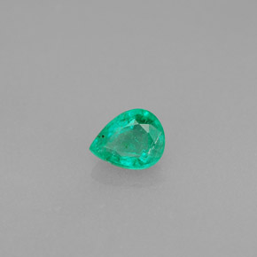 0.28カラットの天然グリーンエメラルド（5×4 mm・洋梨の形）