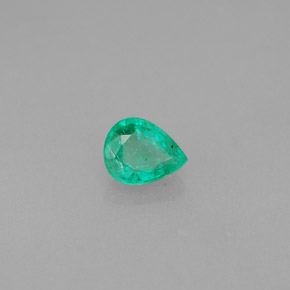 0.28カラットの天然グリーンエメラルド（5×4 mm・洋梨の形）