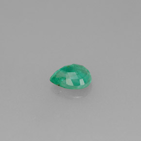 0.28カラットの天然グリーンエメラルド（5×4 mm・洋梨の形）