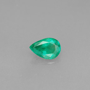 0.33カラットの天然グリーンエメラルド（5.8×4 mm・洋梨の形）