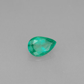 0.33カラットの天然グリーンエメラルド（5.8×4 mm・洋梨の形）