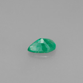 0.33カラットの天然グリーンエメラルド（5.8×4 mm・洋梨の形）