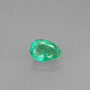 0.42カラットの天然グリーンエメラルド（5.9×4 mm・洋梨の形）