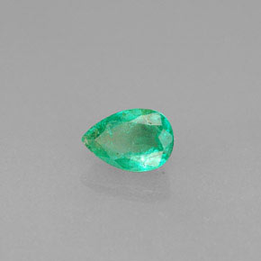 0.42カラットの天然グリーンエメラルド（5.9×4 mm・洋梨の形）