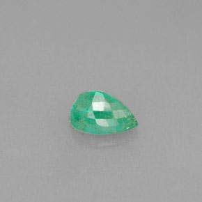 0.42カラットの天然グリーンエメラルド（5.9×4 mm・洋梨の形）
