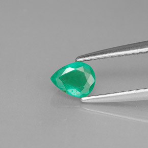 0.30カラットの天然グリーンエメラルド（5×4 mm・洋梨の形）