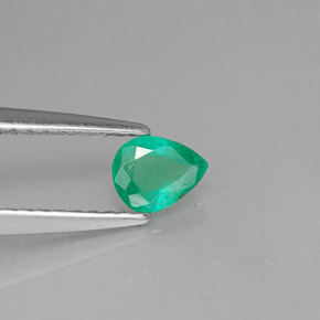 0.30カラットの天然グリーンエメラルド（5×4 mm・洋梨の形）