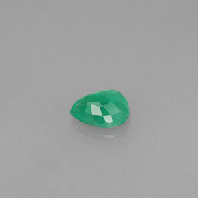 0.30カラットの天然グリーンエメラルド（5×4 mm・洋梨の形）