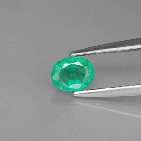 0.32カラットの天然グリーンエメラルド（5.1×4.1 mm・オーバルカット）