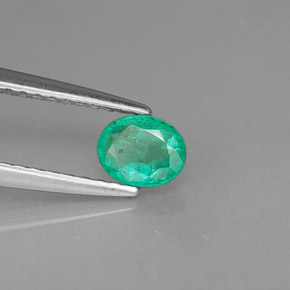 0.32カラットの天然グリーンエメラルド（5.1×4.1 mm・オーバルカット）