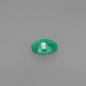 0.32カラットの天然グリーンエメラルド（5.1×4.1 mm・オーバルカット）