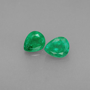 カラットの天然グリーンエメラルド（5×4.1 mm・洋梨の形）