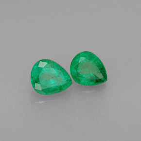 カラットの天然グリーンエメラルド（5×4.1 mm・洋梨の形）