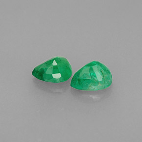 カラットの天然グリーンエメラルド（5×4.1 mm・洋梨の形）