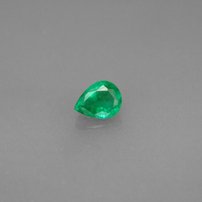 0.30カラットの天然グリーンエメラルド（5.1×4 mm・洋梨の形）