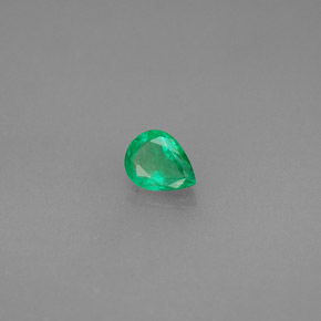0.30カラットの天然グリーンエメラルド（5.1×4 mm・洋梨の形）