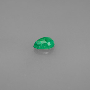 0.30カラットの天然グリーンエメラルド（5.1×4 mm・洋梨の形）
