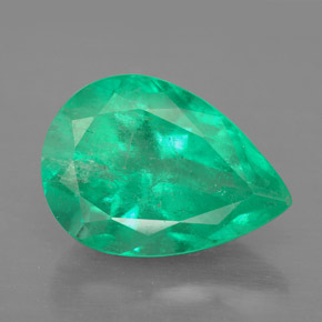 4.79カラットの天然グリーンエメラルド（13.5×9.6 mm・洋梨の形）