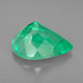 4.79カラットの天然グリーンエメラルド（13.5×9.6 mm・洋梨の形）