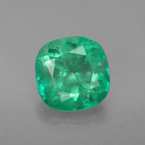 3.30カラットの天然グリーンエメラルド（9.4×9.3 mm・クッションカット）