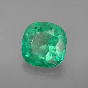 3.30カラットの天然グリーンエメラルド（9.4×9.3 mm・クッションカット）