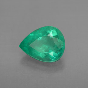 1.58カラットの天然グリーンエメラルド（8.8×7 mm・洋梨の形）